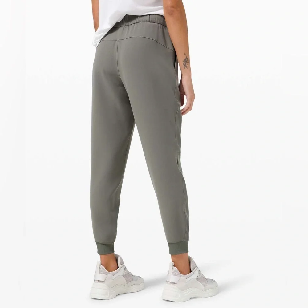Lululemon On the Fly Jogger 28